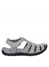 Sandalia casual gris de cuero, ideal para playa y parque.