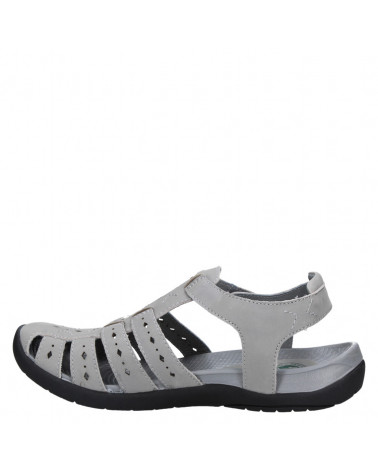 Sandalia gris con taco plano de 2 cm, diseño cómodo y fresco.