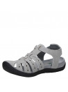 Sandalia gris de cuero para mujer, estilo casual, ideal para verano.