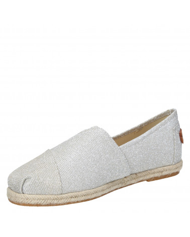Alpargata de mujer color plata, textil y cómoda para uso diario.
