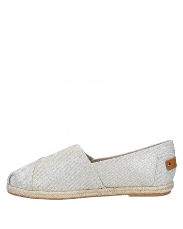 Zapato tipo alpargata en plata, recomendado para un estilo relajado.