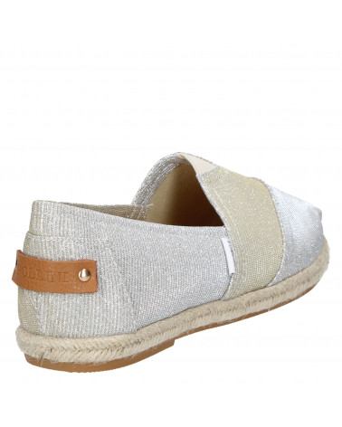 Alpargata plata femenina, diseño informal perfecto para días cálidos.