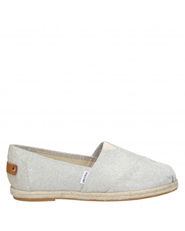 Calzado textil plata, ideal para mujeres que buscan comodidad en verano.