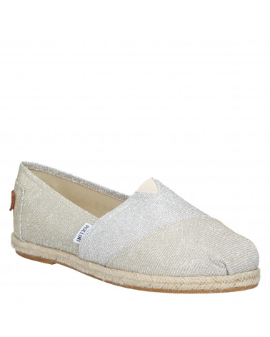 Alpargata de mujer en color plata, estilo informal para un look veraniego.