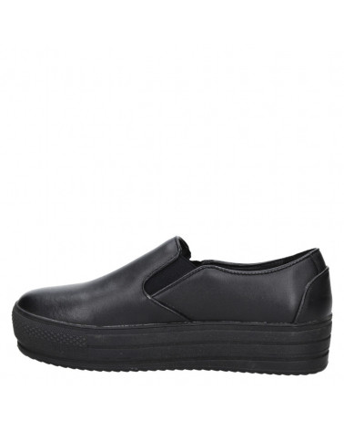 Zapato colegial negro de cuero para niña, perfecto para actividades escolares.
