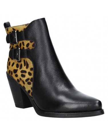 Botín de cuero con diseño salvaje en animal print, hebillas dobles y taco cómodo, perfecto para un look casual audaz.