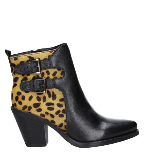 Botín de cuero con diseño salvaje en animal print, hebillas dobles y taco cómodo, perfecto para un look casual audaz.