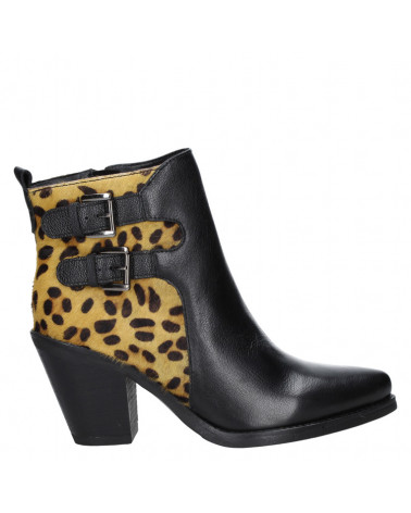 Calzado statement de cuero animal print, hebillas laterales y taco bloque, ideal para un estilo atrevido y original.
