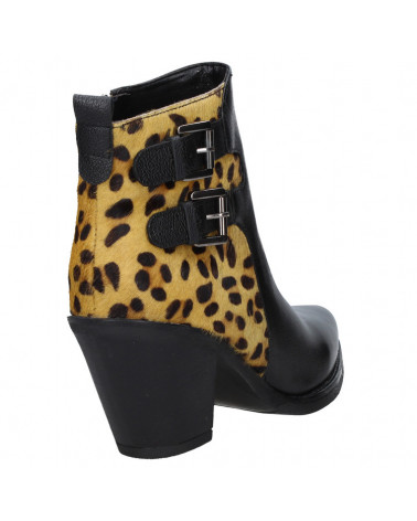 Botín urbano de cuero con estampado animal y hebillas decorativas, perfecto para combinar con jeans o vestidos sencillos.