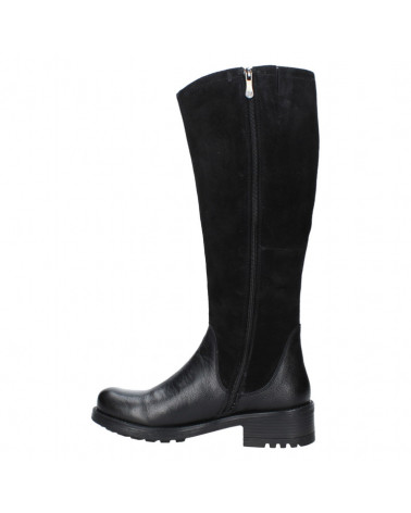 Detalle de cuero premium en bota alta negra casual para mujer.