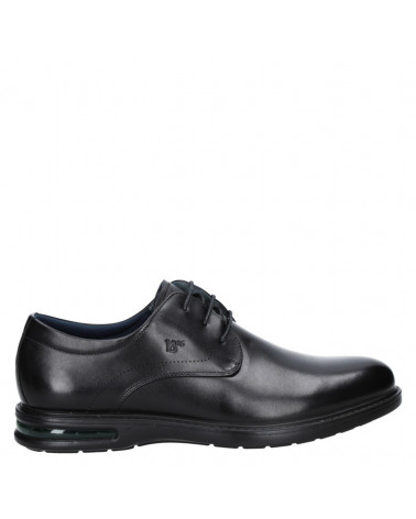 Elegante zapato derby negro de cuero, ideal para uso diario y ocasiones casuales.