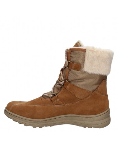 Botín de cuero café con forro de chiporro, ofrece abrigo y suavidad.