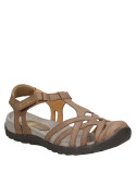 Sandalia casual de cuero café para mujer con múltiples tiras en el empeine y cierre de velcro en el talón.