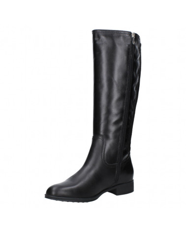 Bota negra de cuero con caña alta, ideal para un abrigo largo en invierno. Estilo elegante y moderno.