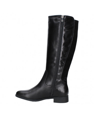 Bota de diseño limpio y sofisticado, adecuada para ocasiones variadas, desde cenas hasta paseos urbanos.