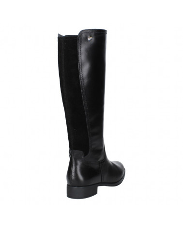 Calzado de cuero negro para mujer, versátil y esencial para cualquier armario, adaptable a estilos formales o casuales.