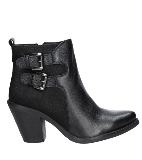 Elegante botín negro de cuero con detalles únicos, ideal para ocasiones casuales que requieren un accesorio statement.