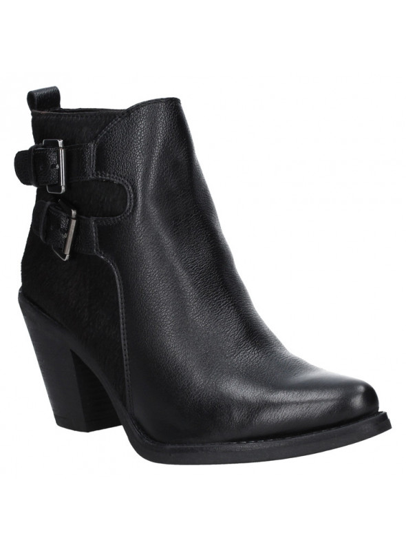 Elegante botín negro de cuero con detalles únicos, ideal para ocasiones casuales que requieren un accesorio statement.