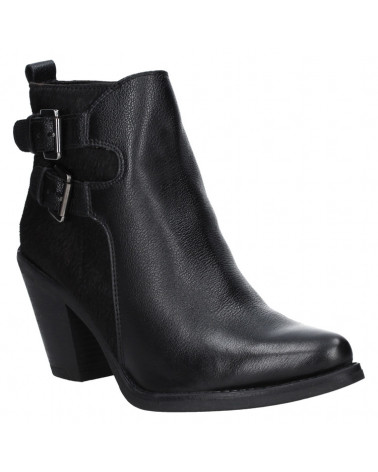 Elegante botín negro de cuero con detalles únicos, ideal para ocasiones casuales que requieren un accesorio statement.