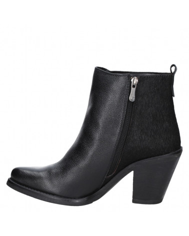 Calzado informal de cuero negro con taco bloque y detalles salvajes, perfecto para destacar en salidas nocturnas.