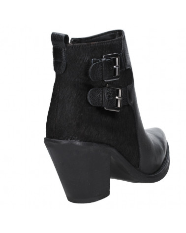 Botín negro de cuero para mujer, con estampado animal y hebillas dobles, perfecto para un estilo urbano.