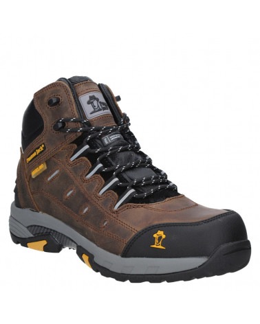 Calzado utilitario café para hombre, con cordones gruesos y ojales metálicos que aseguran un ajuste firme y cómodo.