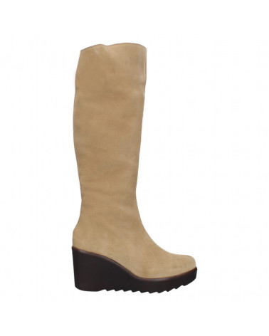 Bota casual de cuero beige para mujer, perfecta para un look moderno y fuerte.
