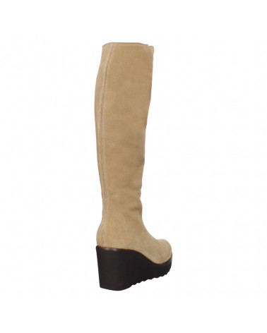 Elegante bota beige de cuero para mujer, con caña alta y punta redonda.