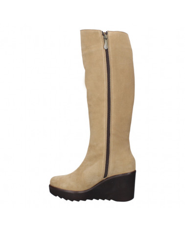 Calzado de cuero beige casual para mujer, ideal para invierno y moda urbana.