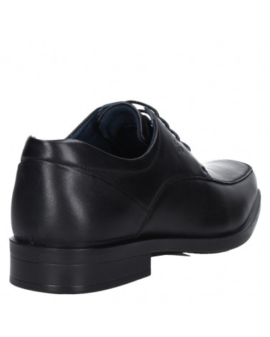 Zapato negro de cuero para hombre con protección interior preformada.