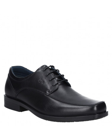 Zapato de cuero negro con microperforaciones para ventilación óptima.