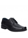Zapato de cuero negro con microperforaciones para ventilación óptima.