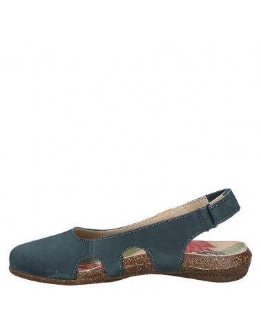 Sandalia de cuero azul para mujer, diseño clásico con costuras visibles, ideal para combinar con ropa veraniega.