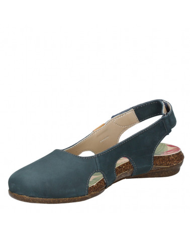 Elegante sandalia azul de cuero para mujer, estilo minimalista con recortes laterales que permiten ventilación.