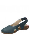 Elegante sandalia azul de cuero para mujer, estilo minimalista con recortes laterales que permiten ventilación.