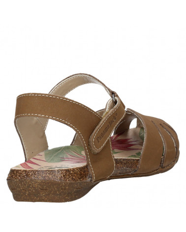 Versátil sandalia de cuero camel, estilo casual, combina con vestimenta veraniega como faldas y vestidos sueltos.