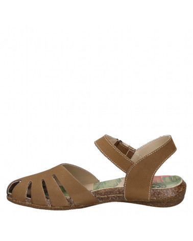 Elegante sandalia camel de mujer, con punta semi-cerrada, perfecta para actividades cotidianas al aire libre.