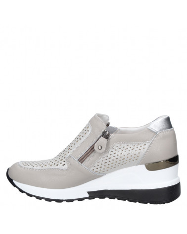 Zapatilla gris de cuero para mujer, ideal para uso diario.