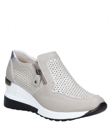 Zapatilla femenina gris de cuero con punta redonda y caña de 7 cm.