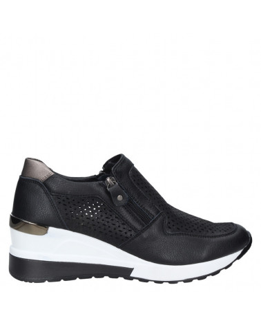 Zapatilla de cuero negro para mujer, estilo informal con taco cuña de 7 cm.