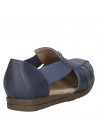 Sandalia de mujer azul en cuero, diseño casual con taco bajo.