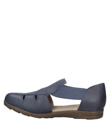 Sandalia azul de cuero, estilo casual, perfecta para caminar cómodamente.