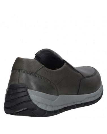 Zapato de cuero gris estilo mocasín para hombre, cómodo y práctico, con suela que ofrece excelente tracción.