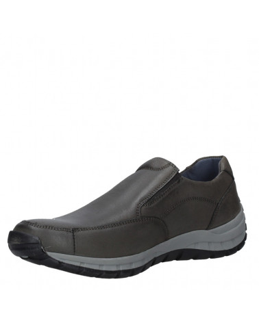 Mocasín gris casual de cuero para hombre, sin cordones, diseño funcional con costura visible y suela resistente.
