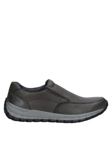 Zapato gris de cuero para hombre, estilo mocasín casual, con costura artesanal y diseño moderno sin cordones.