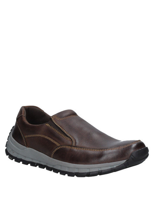 Elegante zapato mocasín marrón de cuero con costura visible, perfecto para combinar con jeans en un estilo relajado.