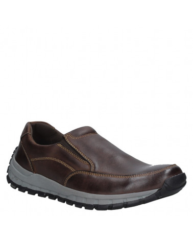 Elegante zapato mocasín marrón de cuero con costura visible, perfecto para combinar con jeans en un estilo relajado.