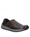 Elegante zapato mocasín marrón de cuero con costura visible, perfecto para combinar con jeans en un estilo relajado.