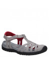 Sandalia gris para mujer, con múltiples tiras y puntera cerrada, ideal para trekking urbano y paseos informales.