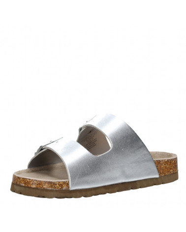 Sandalia casual de cuero plata con tiras anchas y hebillas, perfecta para combinar con jeans o vestidos ligeros.